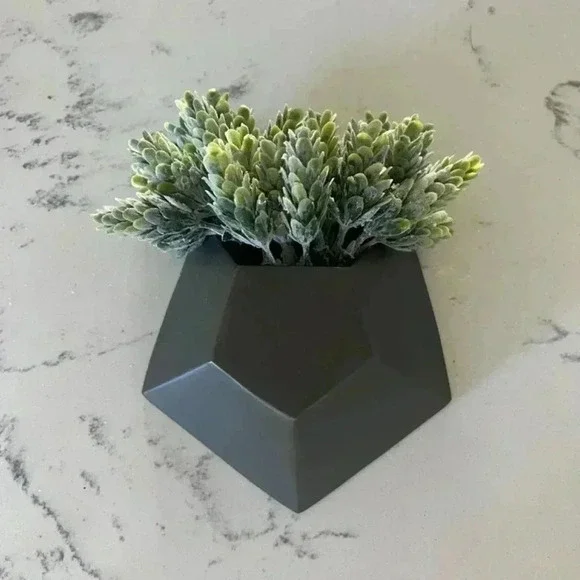 Wall metal decor with faux pineapple grass - Picture 3 of 8